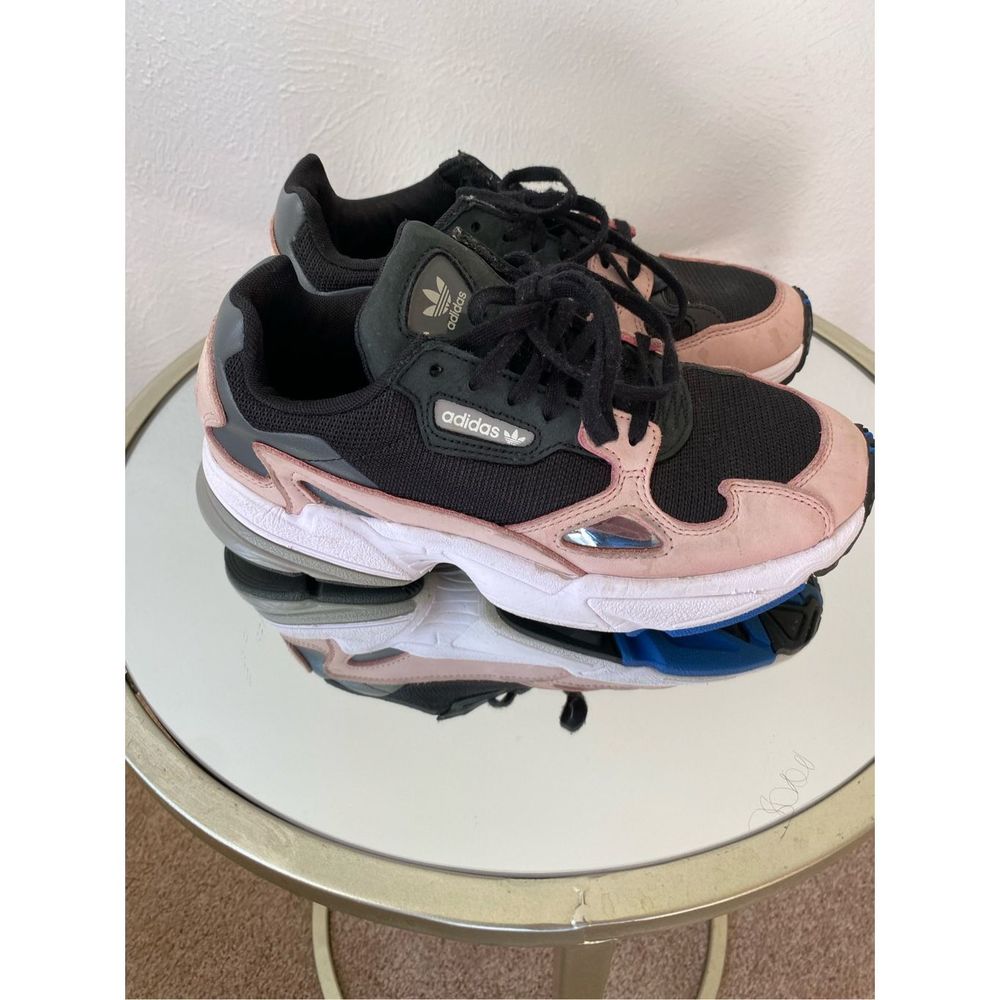 Adidas Torsion pink and black generous size 7